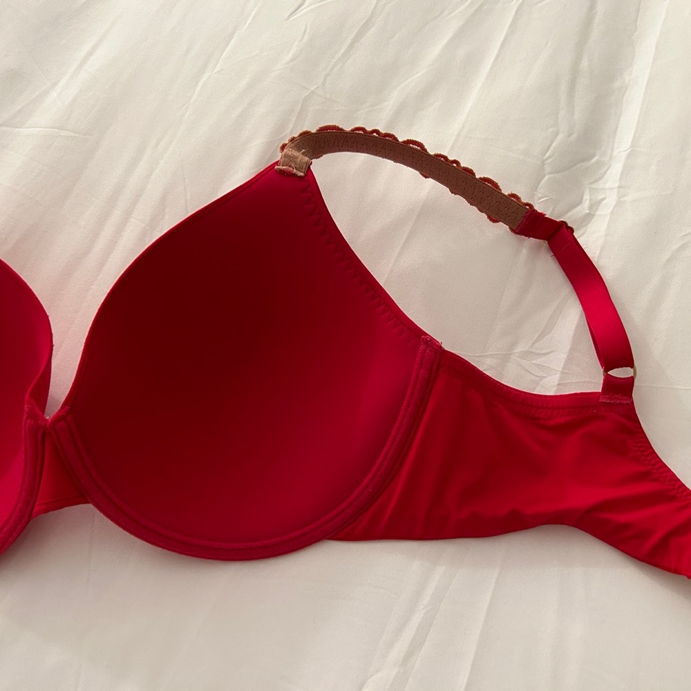 T-shirt bra; red; by Natori